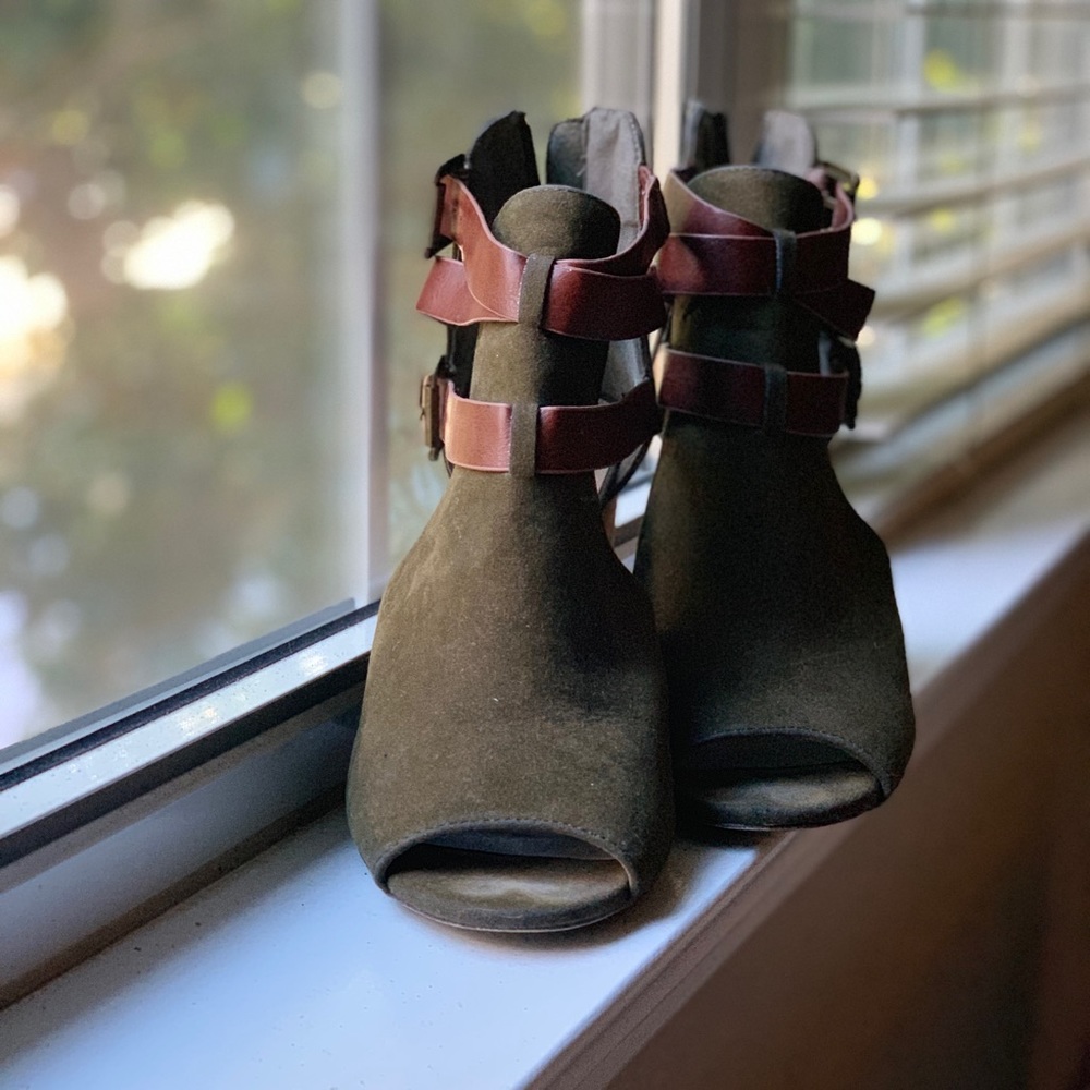 Shoe dazzle heel sandals